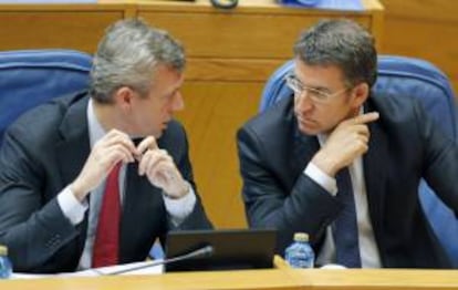 El presidente de la Xunta, Alberto Núñez Feijóo (d), y el vicepresidente, Alfonso Rueda, durante el pleno del Parlamento de Galicia esta mañana en Santiago de Compostela.