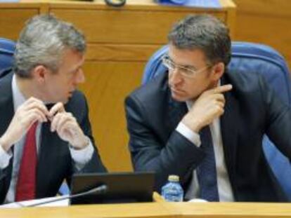 El presidente de la Xunta, Alberto Núñez Feijóo (d), y el vicepresidente, Alfonso Rueda, durante el pleno del Parlamento de Galicia esta mañana en Santiago de Compostela.