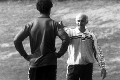 Arrigo Sacchi da instrucciones a Frank Rjikaard cuando ambos estaban en el Milan.