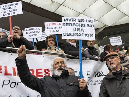 Manifestación el pasado viernes a favor de la eutanasia en la puerta de los juzgados de Plaza de Castilla en Madrid.