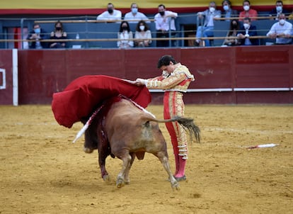 Roca Rey durante su faena en la feria de San Isidro, del Palacio de Vistalegre, el 21 de mayo de 2021. El torero participa en el ciclo de Castellón.