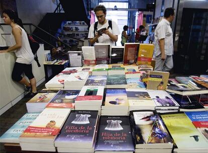 Venta de libros en uno de los centros barceloneses de la cadena de librerías La Central.