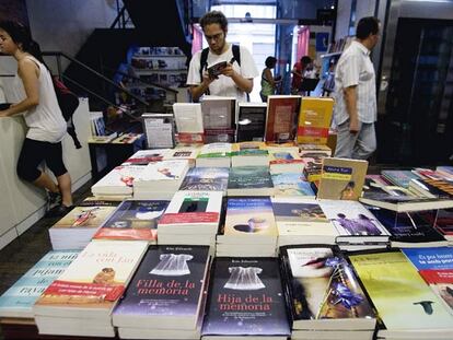 Venta de libros en uno de los centros barceloneses de la cadena de librerías La Central.