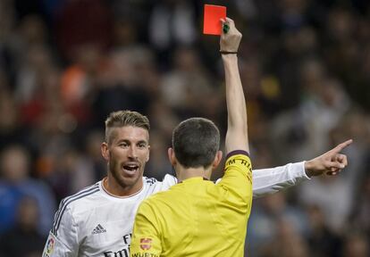 Con el Real Madrid ganando 3-2 en el minuto 60, Sergio Ramos fue expulsado y el Barcelona, con dos goles de Leo Messi, terminó remontando y metiéndose de lleno en la pelea por la Liga.