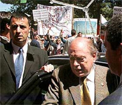 Jordi Pujol, a su llegada ayer a Gandesa entre abucheos.