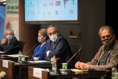 El presidente de la Cambra del Llibre, Patrici Tixis (centro), flanqueado por la consejera de Cultura, Mariàngela Vilallonga, y el teniente de alcalde de Cultural de Consistorio barcelonés, Joan Subirats, durante la presentación el pasado miércoles del 'Sant Jordi de verano'