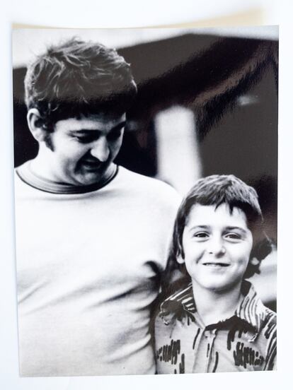 Una foto de Ricardo Casas, con su padre Enrique Casas, cedida por Ricardo. 