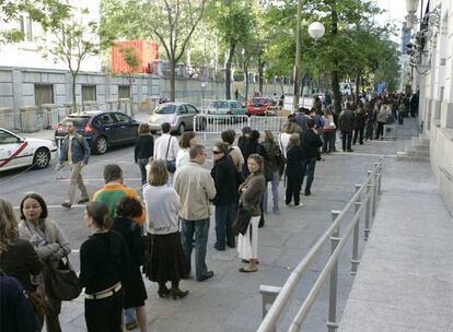 A mediodía, la participación era de más del 34% del electorado, tres puntos superior a la de la primera vuelta. Al final de aquel día, la participación superó el 84%. En la imagen, los votantes hacen cola para ejercer su derecho en la sede del Instituto Francés de Madrid. Los ciudadanos galos en el extranjero también están votando masivamente.