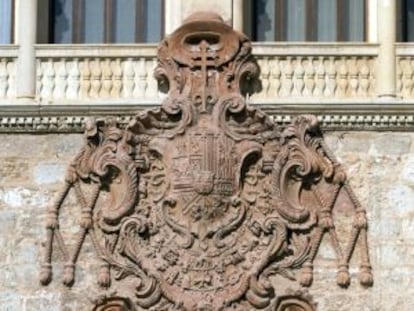 Escudo nobiliario del cardenal Borb&oacute;n en la fachada del restaurado palacio arzobispal de Alcal&aacute; de Henares.