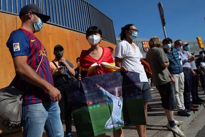 Ambiente en los alrededores del estadio Camp Nou, durante el partido entre el FC Barcelona y Real Madrid.