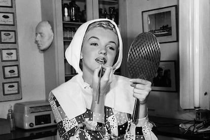 Marilyn Monroe Applying Makeup
