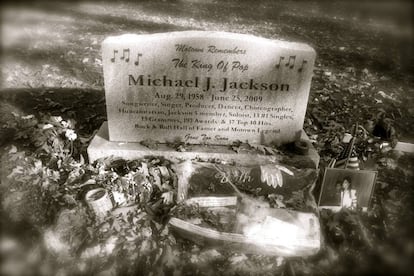 Los restos de Michael Jackson se encuentran en el cementerio Forest Lawn Memorial Park de Los Ángeles. A pesar de su megalómana vida, su lápida es bien sencilla.