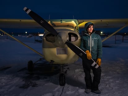 Jamie Klaes, de 41 años, en su Cessna 182. Para ella, volar una avioneta es tan normal como conducir un coche para ir a hacer las compras. Ahora da clases de aviación a los jóvenes de Alaska.