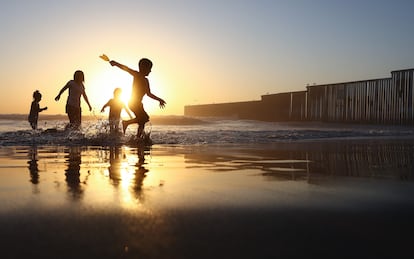 Bañistas en la playa de Tijuana, Baja California, en abril de 2022.