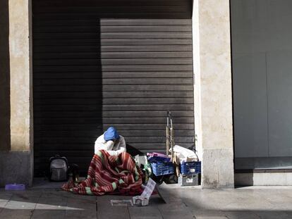 Un indigente en una calle de Salamanca.