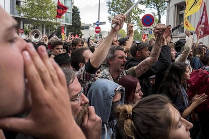 Un gran número de manifestantes protestan contra la reforma laboral del presidente francés Emmanuel Macron, en Lyon.