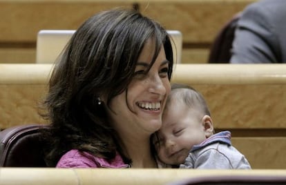 La senadora de Entesa Yolanda Pineda, del PSC, con su hijo en 2012.