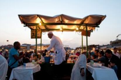 Puesto de comida callejera en la plaza D’jema el-Fna, en Marraquech, al atardecer.