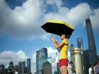 Una joven recorriendo la zona de The Bund, en Shangh&aacute;i.