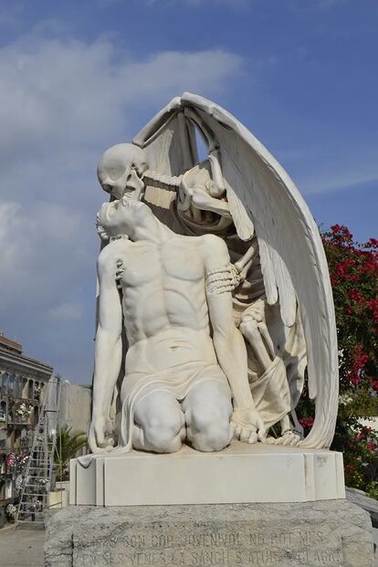 'El beso de la muerte', de Jaume Barba, que puede verse en el cementerio de Poblenou.