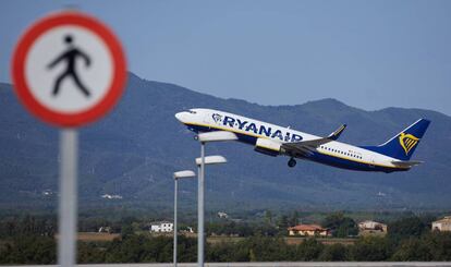 Un avión de Ryanair, en plena maniobra de despegue.