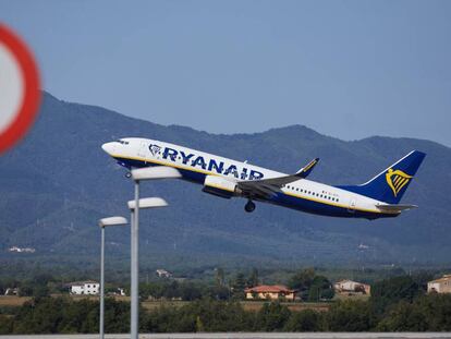 Un avión de Ryanair, en plena maniobra de despegue.