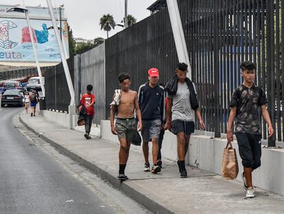 Menores inmigrantes deambulando por el centro de la Ceuta.