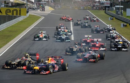 El piloto francés de Lotus, Romain Grosjean, y el alemán de Red Bull, Sebastian Vettel, a punto de abordar la primera curva después de la salida.