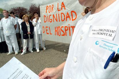 Concentración de trabajadores del Severo Ochoa de Leganés el pasado día 23 ante las puertas del hospital.