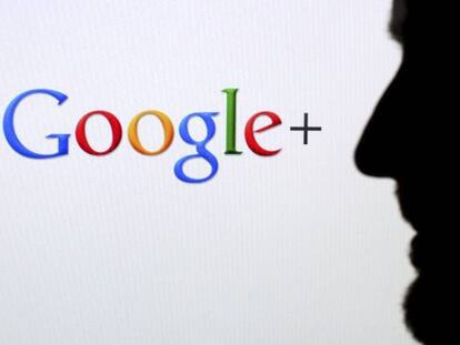 Perfil de dos personas frente a una pantalla con el logotipo de la red social Google+.