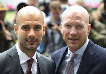 El nuevo entrenador del Bayern de Múnich posa junto al director deportivo del club Matthias Sammer durante su presentación ante la prensa.