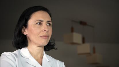 Lidia Kolodziej, doctora de atención primaria en Nowy Targ, advierte de los efectos nocivos de la contaminación para la salud, que son muchos y afectan en especial a los niños. “Hace 10 años me miraban raro, pero ahora hay más concienciación”, dice. Las madres, alertadas, le prestan más atención y siguen sus recomendaciones. Los mayores, en cambio, les responden que el uso de calderas de carbón “siempre ha sido así, es el olor del invierno y se niegan a aceptar que es un problema”.