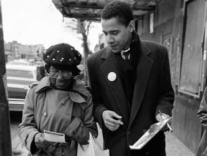 Obama, durante su etapa de trabajador social en Chicago, camina junto a una mujer para registrarla como votante, en una foto sin fecha facilitada por su oficina de aspirante a la presidencia.