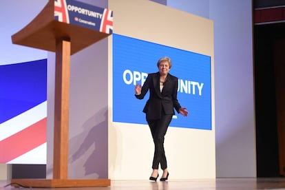 La primera ministra británica, Theresa May, baila mientras sube al escenario para pronunciar su discurso durante el congreso del Partido Conservador.