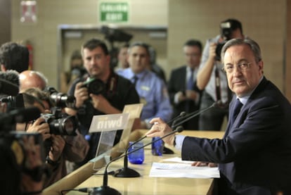 Florentino Pérez, presidente del Real Madrid, anuncia la destitución de Jorge Valdano.