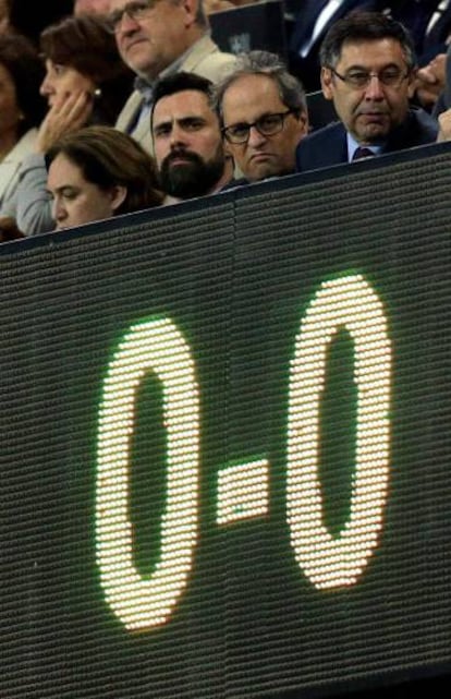 Colau, Torrent, Torra y Bartomeu, en el Camp Nou.