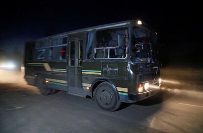 Un autobús traslada a los soldados ucranios de la acería de Mariupol. 211 militares han sido trasladados a Olenivka, cerca de la ciudad de Donetsk, en el área ocupada del Donbás.