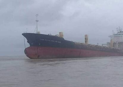 El barco ya encallado frente a Thongwa. La foto procede del Facebook de la policía local.