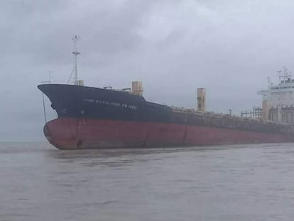 El barco ya encallado frente a Thongwa. La foto procede del Facebook de la policía local.