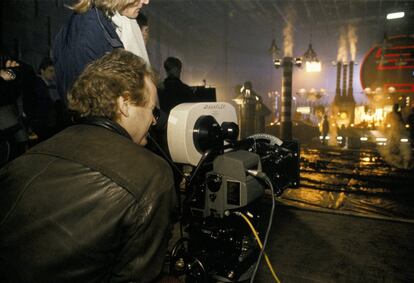 Ridley Scott rodando un anuncio en los estudios Elstree en Londres,  1985. 