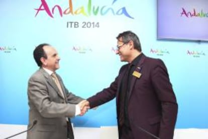 GRA127. BERLÍN, 06/03/2014.- El consejero de Turismo y Comercio de la Junta de Andalucía, Rafael Rodríguez (i), y el director de Cooperaciones de Marketing con Entidades Turísticas de Schauinsland (Group Destination Manager de FTI), Adnan Eken, durante la firma de un acuerdo de colaboración hoy en el expositor de Andalucía de la feria internacional de turismo ITB 2014 de Berlín.