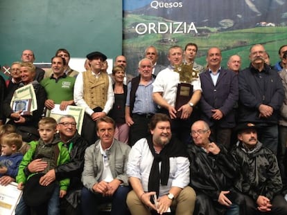 Miembros del jurado y ganador, con el trofeo, del concurso de queso de Ordizia.