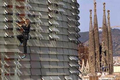 Alain Robert ayer en Barcelona durante su ascenso a la Torre Agbar.