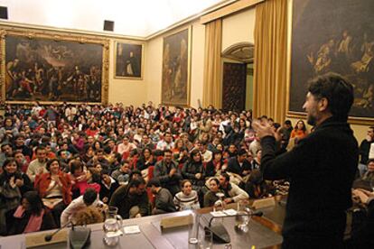 Sabina aplaude al público al final del debate celebrado el 20 de febrero en la Universidad de Sevilla sobre los jóvenes y la política.