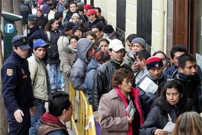 Inmigrantes ecuatorianos hacen cola ante el consulado de su país en Madrid, el pasado jueves.