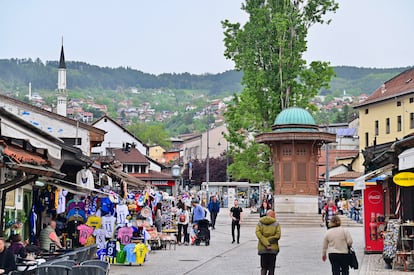 El bazar Baščaršija y la fuente islámica de madera Sebilj, en el casco antiguo de Sarajevo, Bosnia y Herzegovina.