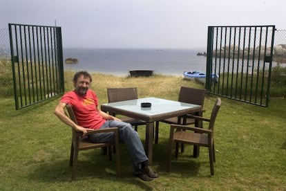 Miguel de la Cierva, en la terraza del Na&uacute;tico de San Vicente do Mar. / CARLOS PUGA