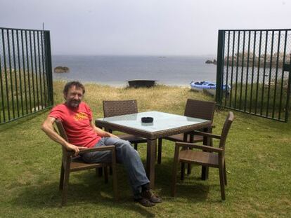 Miguel de la Cierva, en la terraza del Na&uacute;tico de San Vicente do Mar. / CARLOS PUGA