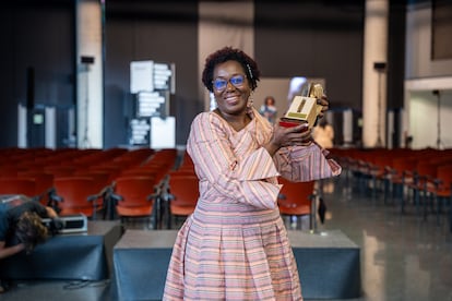 La microbióloga camerunesa y directora científica del Centro Pasteur de Camerún, Sara Irène Eyangoh, tras recibir el galardón a toda su carrera en los Premios Fundación Anesvad, entregados en Bilbao el pasado 8 de mayo