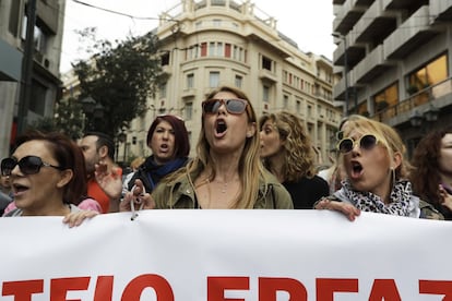 Grecia vive su primera huelga general del año, convocada por los principales sindicatos del país. En la imagen, manifestantes gritan consignas en el centro de Atenas.